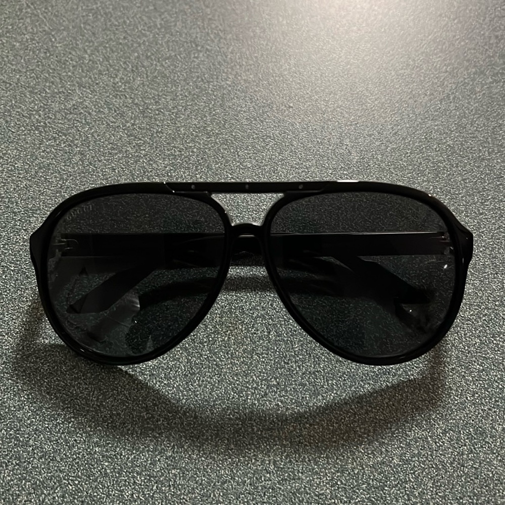 Preloved Gucci Aviator Sunglasses, no scratches, missing logo on top of frame.